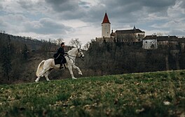 Zrádci jsou zpět i s Vojtou Kotkem v roli hradního pána.