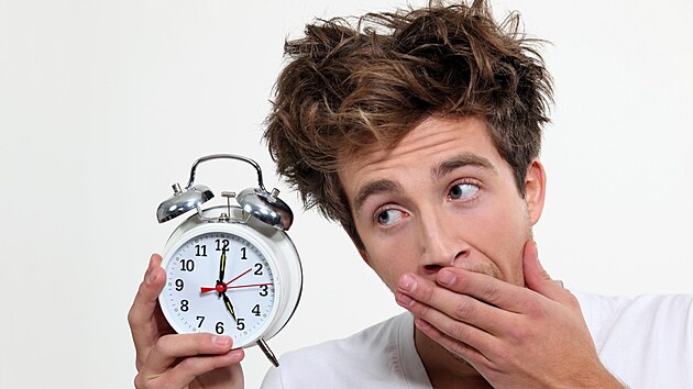 V noci 25.–26. října 2025 posuneme ručičky zpět ze 3:00 na 2:00. Jak to zvládnou jednotlivá astrologická znamení?
Lev (23. 7. – 22. 8.)
Lev nikdy nepřizná, že je unavený. On je přece majestátní vládce, který vypadá dokonale i po dvou hodinách spánku. Jen bacha, když mu na ten spánek sáhnete, bude protivný jako kočka ve vaně.