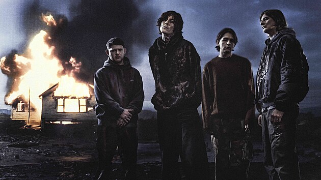 Bring Me The Horizon vrací do hry současnou estetiku velkých pódií – tvrdé kytary míchají s elektronikou a popovými háky tak, aby front of house i zadní tribuna jely v jedné vlně.