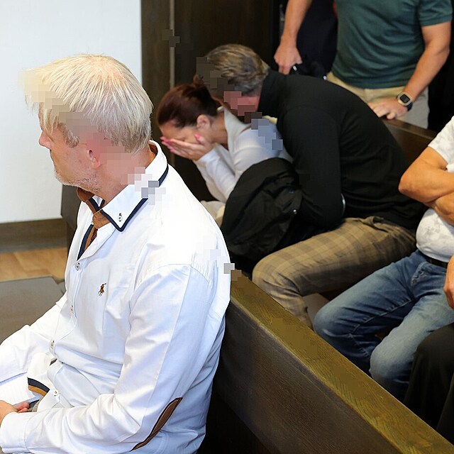 Zpěvačka se po oznámení odročení rozplakala, Čanda zůstal sedět v popředí.