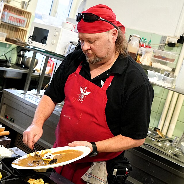 Michal je vedoucí i šéfkuchař v jedné osobě.