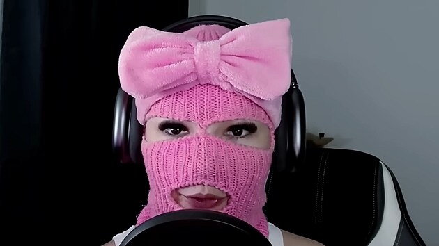 Shopaholicadel se zhroutila a bojí se vycházet ven. Má za tím stát maskovaná Vladěna.