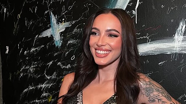 Adriana z Love Islandu pracuje v Hot Peppers