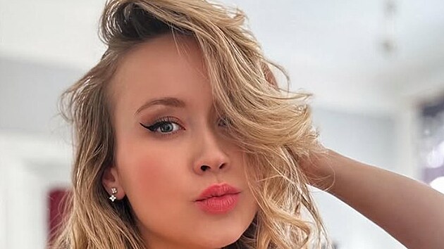 Skandál na premiéře Virtuální přítelkyně: Protagonistku v podivném stavu vynášeli na pódium