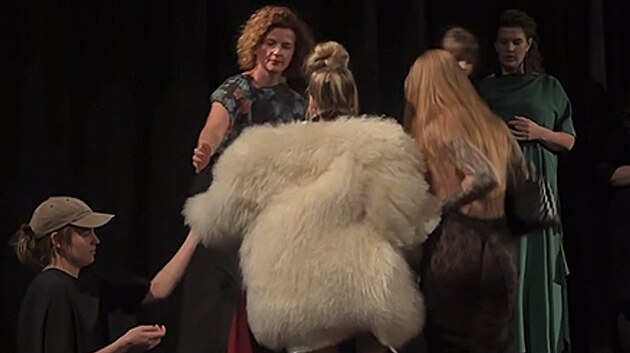 Skandál na premiéře Virtuální přítelkyně: Protagonistku v podivném stavu vynášeli na pódium