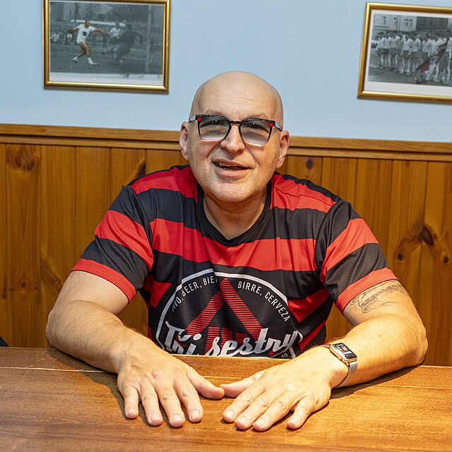 Lou Fanánek Hagen pěkně za dubovým hospodským stolem.