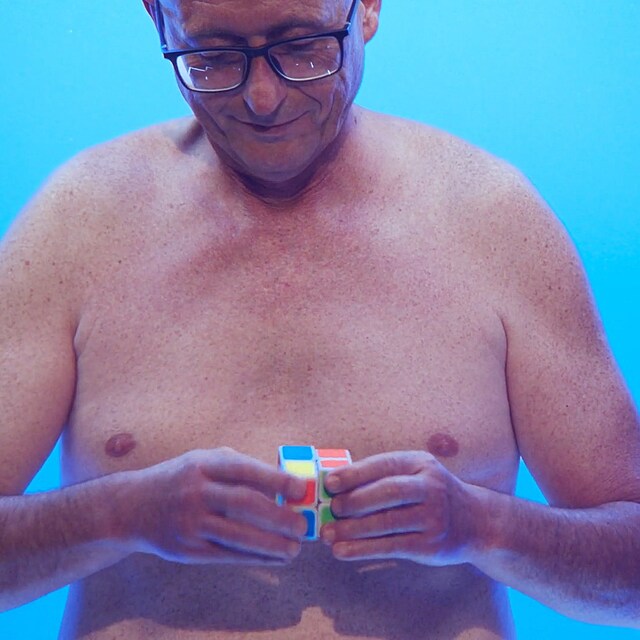 Alenka chce po účastnících, aby složili Rubikovu kostku.