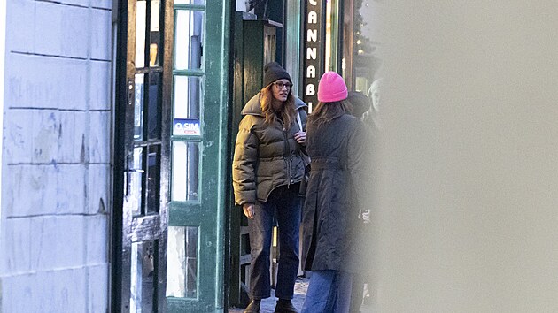 Zašla do několika obchodů.