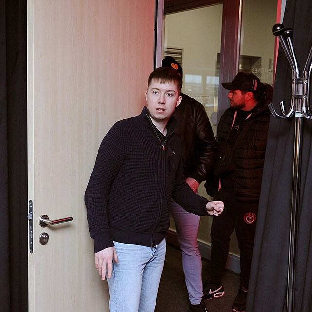 Jakub Jíra vchází do studia Expresu