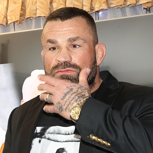 Policie v úterý zadržela a obvinila známého MMA zápasníka Karla „Karlose“ Vémolu.