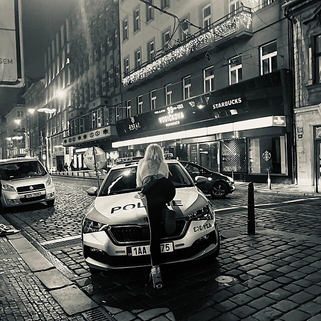 Karolína tancovala na kapotě policejního auta. Teď čelí obvinění z poškození cizí věci.