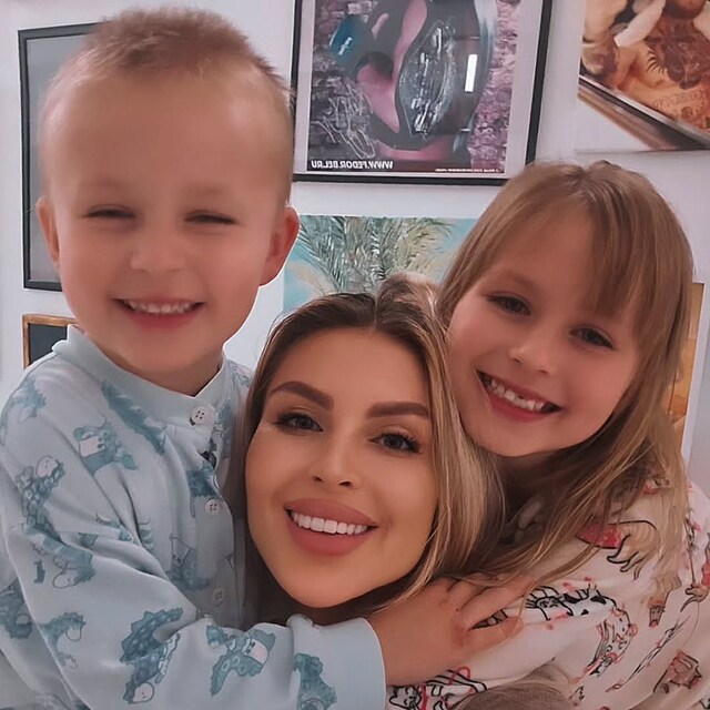Lela Vémola s dětmi