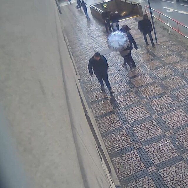 Muž, který měl pomáhat vrahu Kozákovi s kufrem.