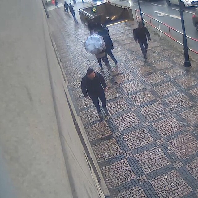 Muž, který měl pomáhat vrahu Kozákovi s kufrem.