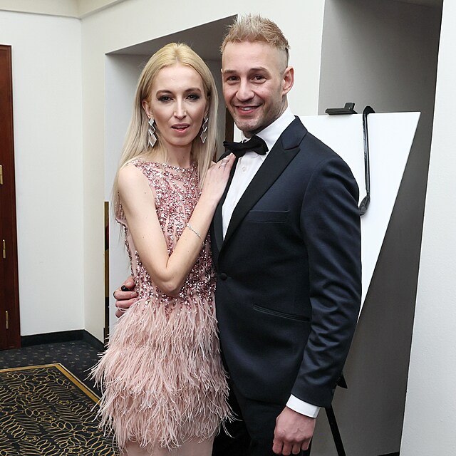 Sámer Issa s partnerkou na plese