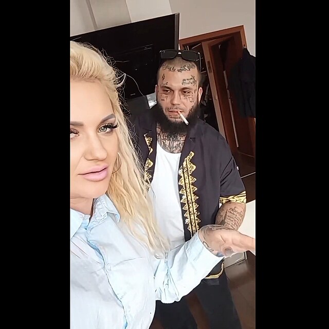Leo Beránek s Karolínou Kavalovou, která se proslavila tanečkem na policejním autě.