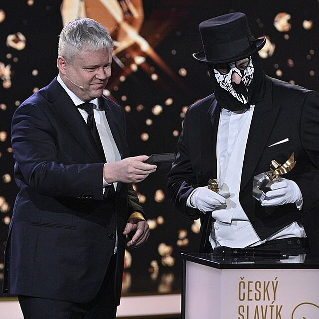 Jakub Horák předává Řezníkovi slavíka.