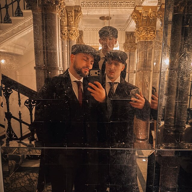 Čeští influenceři se podívali na premiéru Peaky Blinders v Birminghamu.