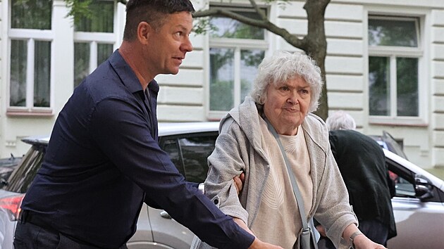 Jaroslava Henzelov&aacute; přich&aacute;z&iacute; na oslavu 93. narozenin sv&eacute; sestry Jiřiny Bohdalov&eacute;.
