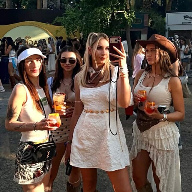 Hana Schicková s kámoškama na festivalu Coachella .