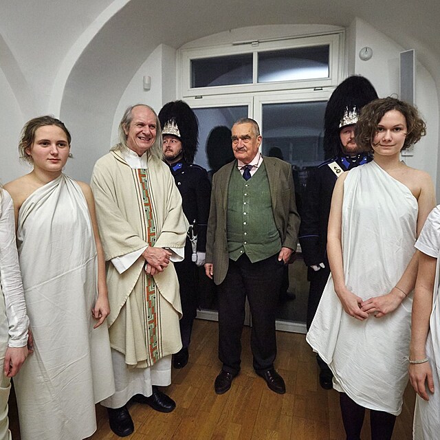 „Korunovace“ Karla Schwarzenberga na krále Království pravdy a lásky za doprovodu lidí v prostěradle