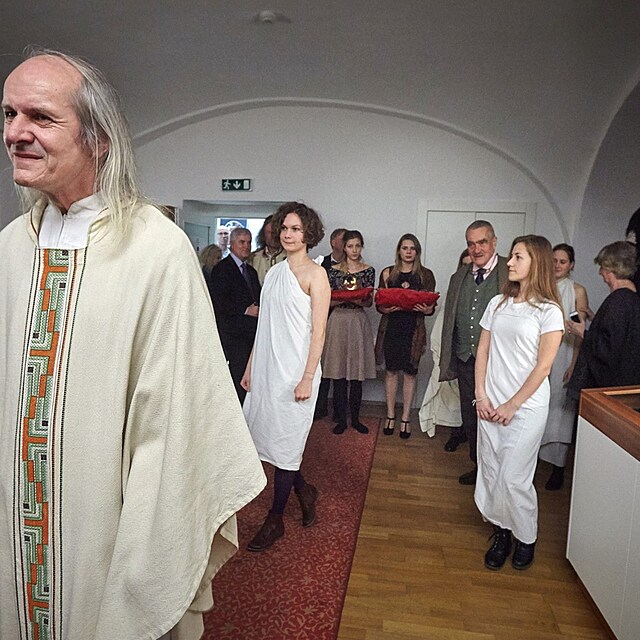 „Korunovace“ Karla Schwarzenberga na krále Království pravdy a lásky za doprovodu lidí v prostěradle