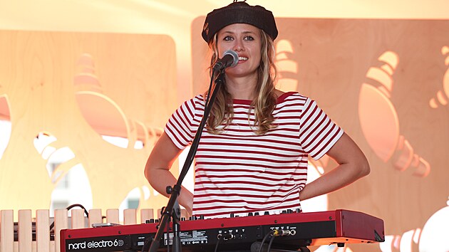Emma Smetana v Rohlík Parku. Vedle snídaní, obědů a Berkyho kulinářských show tu večer hrála i živá hudba.
