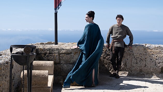 Tom Holland a Anne Hathaway ve filmu Odyssea