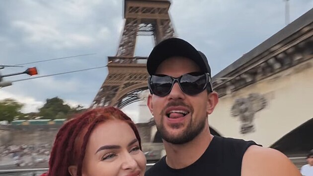 Rachel s Pufflickem na dovolené v Paříži