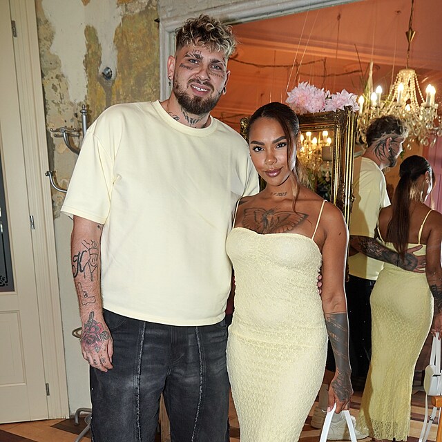 Angie Mangombe s Albertem Blažkem na baby shower párty