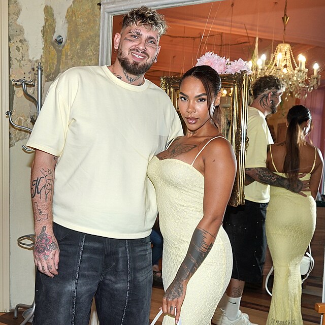 Angie Mangombe s Albertem Blažkem na baby shower párty