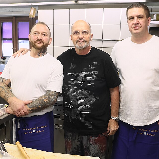 Erik a Štěpán v kuchyni. Erik podle Zuzany Danišové při natáčení vypomohl jako Štěpánův kamarád z minulosti, protože stálí zaměstnanci odmítli jít před kamery.