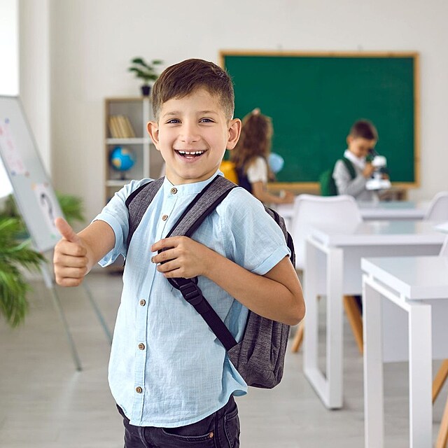 Spokojený školák, jehož rodiče ušetřili za vybavení do školy spoustu peněz