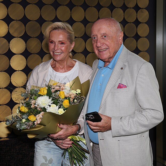 Helena Vondráčková spolu s Felixem Slováčkem na křtu videoklipu.