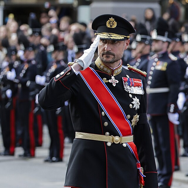 Král Haakon vzdává hold zesnulému králi Haraldovi V.