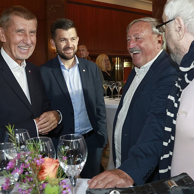 Andrej Babiš a Jan Hušbauer u stolu s fotbalovými legendami Antonínem Panenkou a Karolem Dobiašem.