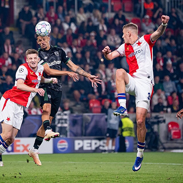 Slavia svůj první zápas v Lize mistrů smolně prohrála.