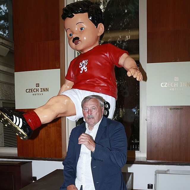 Antonín Panenka se svou sochou