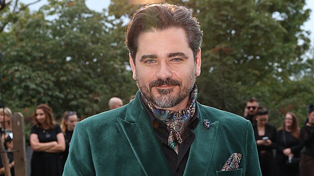 Hradn&iacute; p&aacute;n Vojta Kotek na slavnostn&iacute; premi&eacute;ře třet&iacute; řady &uacute;spě&scaron;n&eacute; show Zr&aacute;dci