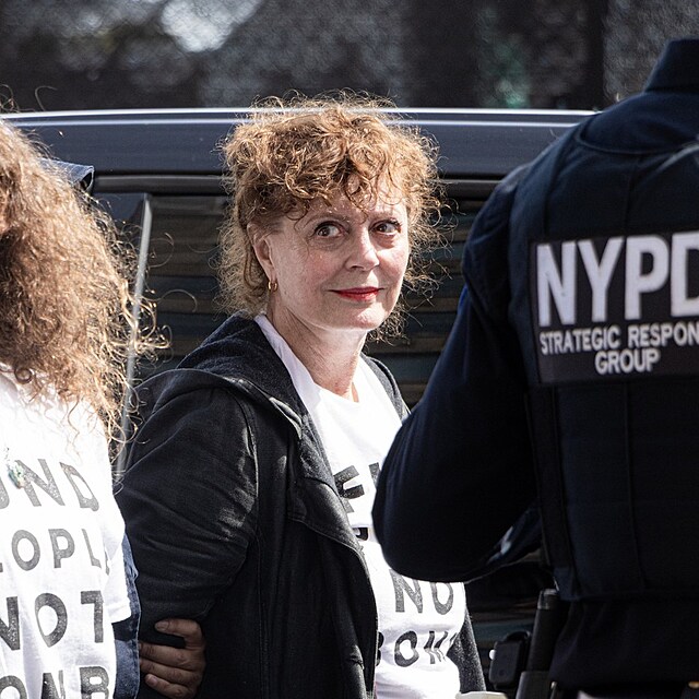 Záběr, který obletěl svět. Susan Sarandon mezi policisty po zásahu proti demonstrantům. Podle dostupných informací nebyla agresivní, policie zasáhla kvůli blokování komunikace a neuposlechnutí výzev k jejímu uvolnění.