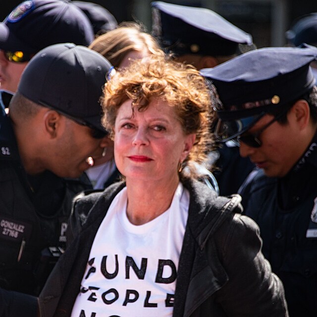 Sarandon v doprovodu policie po ukončení protestu. Herečka dlouhodobě patří k nejvýraznějším hollywoodským hlasům podporujícím Palestince a za své postoje už v minulosti čelila tvrdé kritice i profesním následkům.