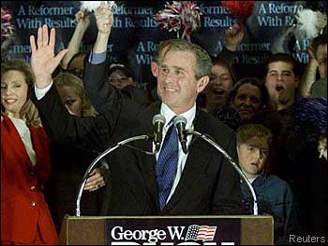 George W. Bush poté, co oznámil, e vyhrál ve Virginii.