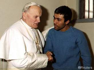 Jan Pavel II. navtívil atentátníka ve vzení. Archivní foto.