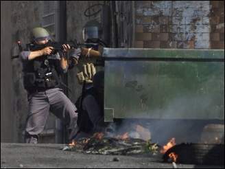 Izraeltí vojáci pouívají palestinské civilisty jako lidské títy. Ilustraní foto.