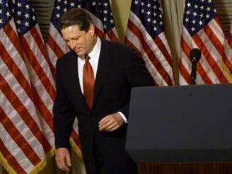 Gore opoutí podium po projevu