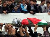 Palestinci nesou tlo 14letého palestinského chlapce