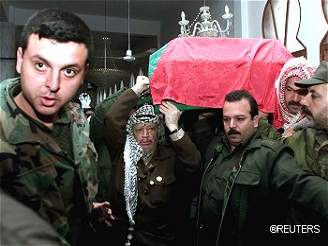 Jásir Arafat nese rakev svého pítele, který byl zabitý v Gaze