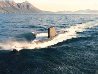 Americká ponorka se v Perském zálivu srazila s nákladní lodí.