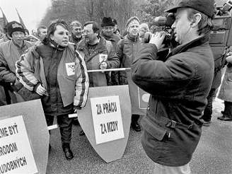 Kameraman natáí odboráskou demonstraci 