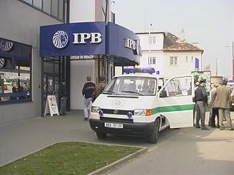 Policejní auto ped IPB